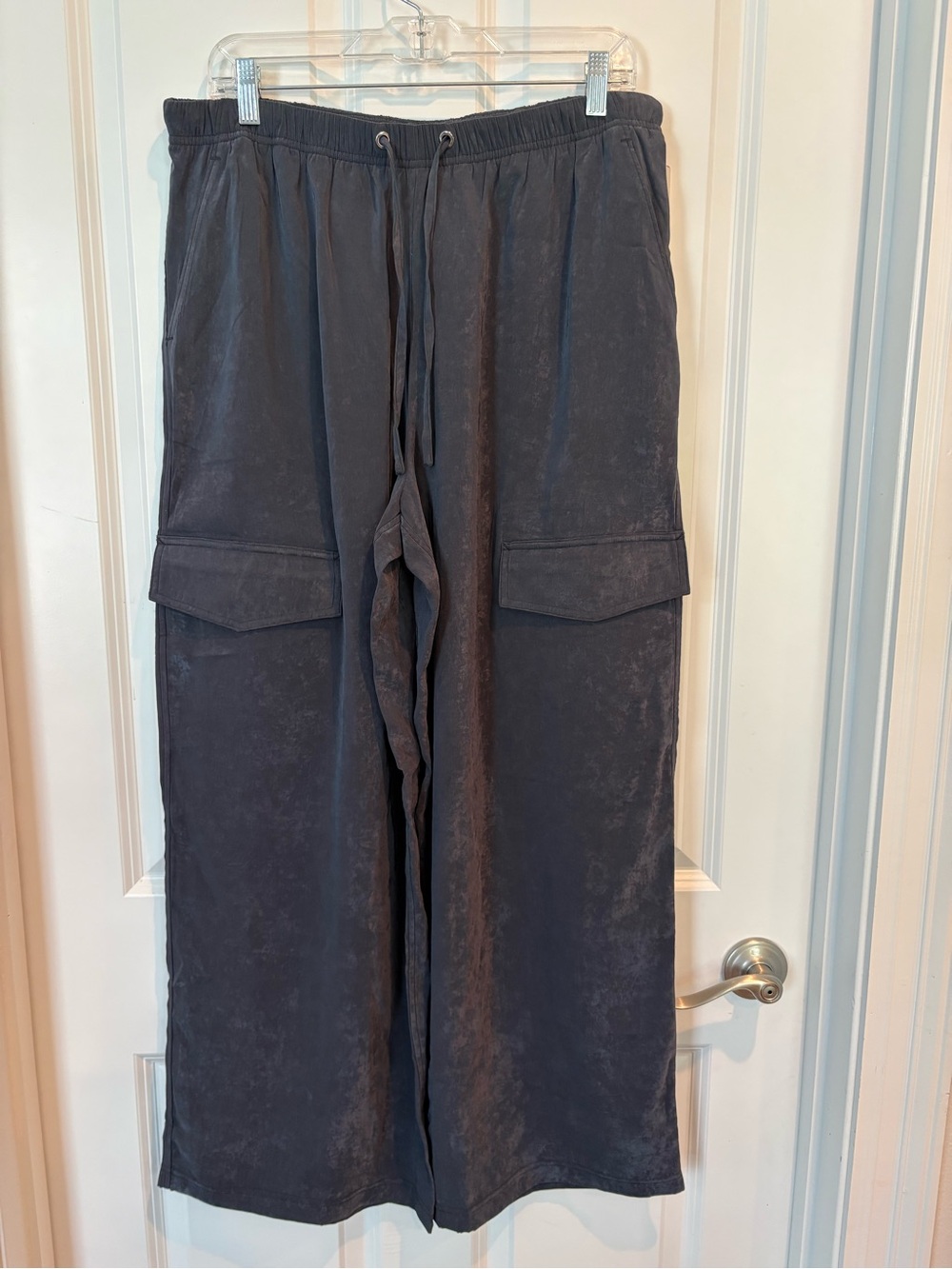 NWT Lululemon Black Matte Satin Relaxed-Fit Mid-Rise Cargo Pant, Size L